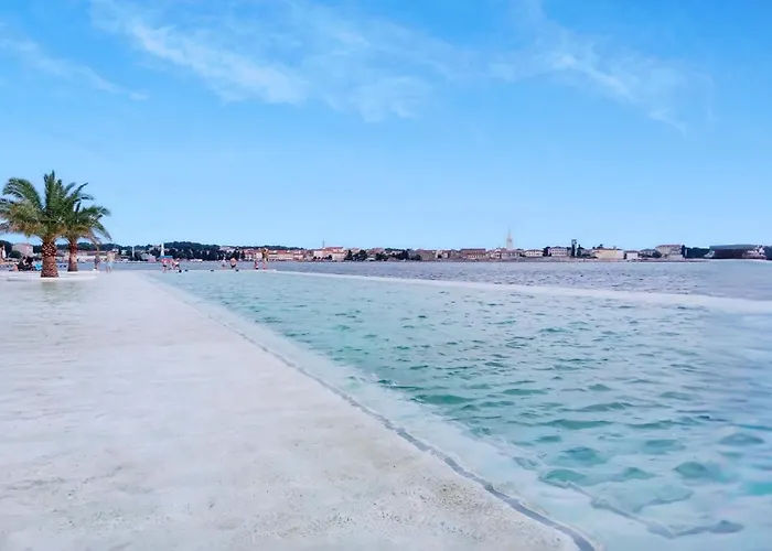 Melanie アパート ポレッチ